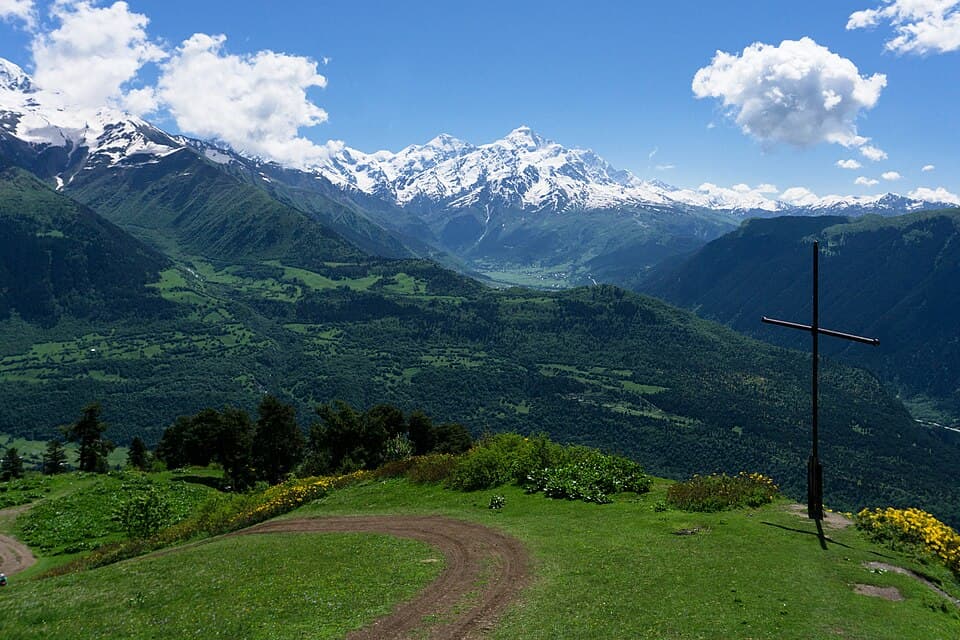 Крест на горе над Местиа