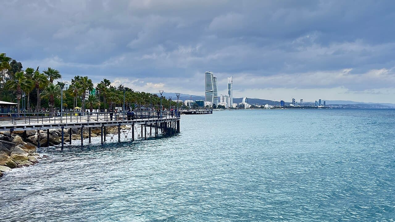 Набережная Молос