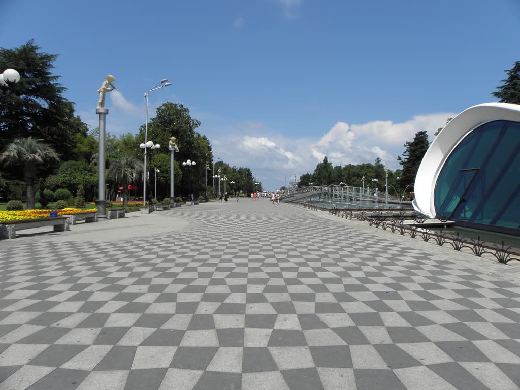 Батуми — бульвар и море