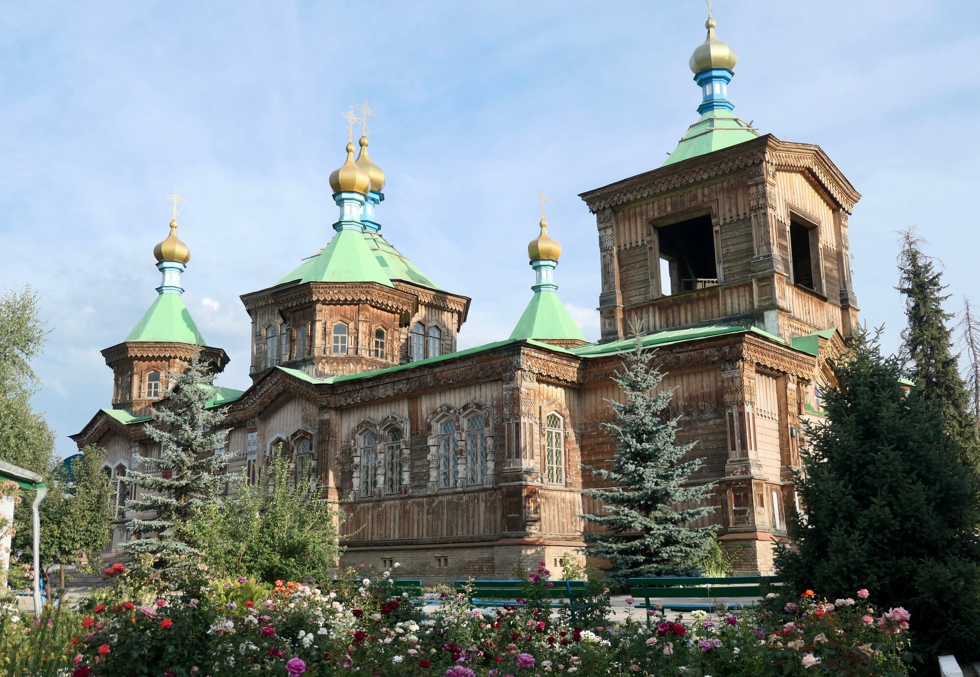 Деревянный Свято-Троицкий собор с зелёными куполами в Караколе