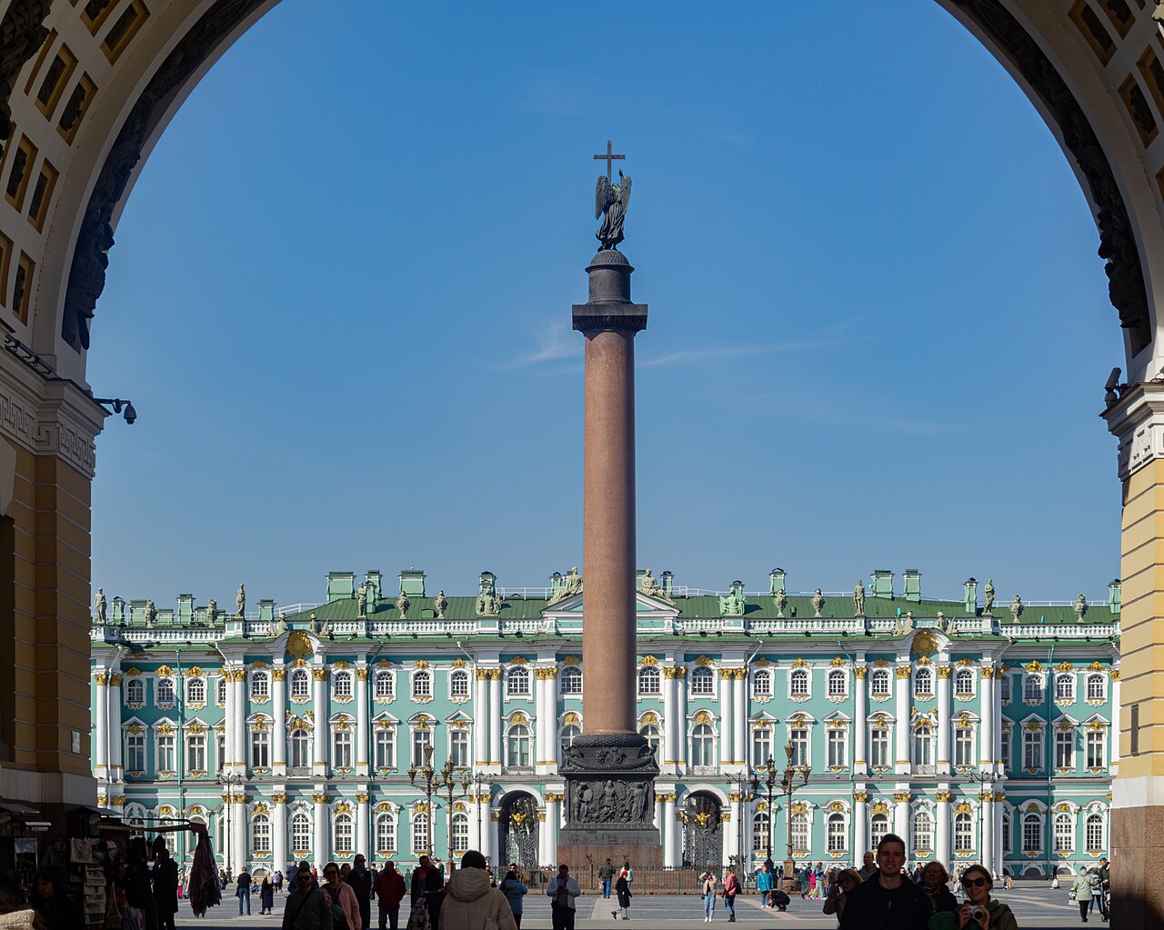 Дворцовая площадь в Санкт-Петербурге: Александровская колонна, арка Главного штаба и зелёный фасад Зимнего дворца